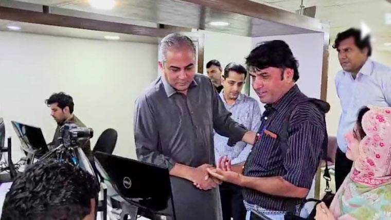 وفاقی وزیر داخلہ محسن نقوی کا پاسپورٹ آفس ڈیفنس کا اچانک دورہ