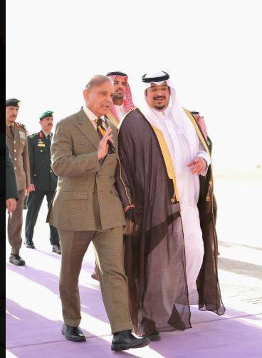 شہباز شریف سعودی عرب کے دورے پر ریاض پہنچ گئے، اہم بین الاقوامی کانفرنس میں شرکت کریں گے