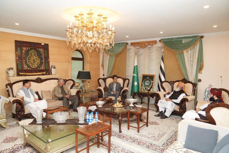 بلاول بھٹو زرداری اور مولانا فضل الرحمان کی ملاقات، رابطے برقرار رکھنے پر اتفاق