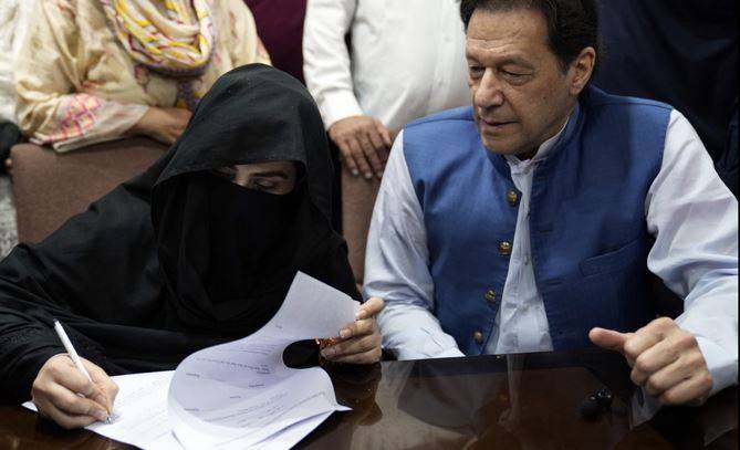 عدالت کا بانی پی ٹی آئی اور بشریٰ بی بی کی گرفتاری سے روکنے کا حکم، ضمانت میں توسیع