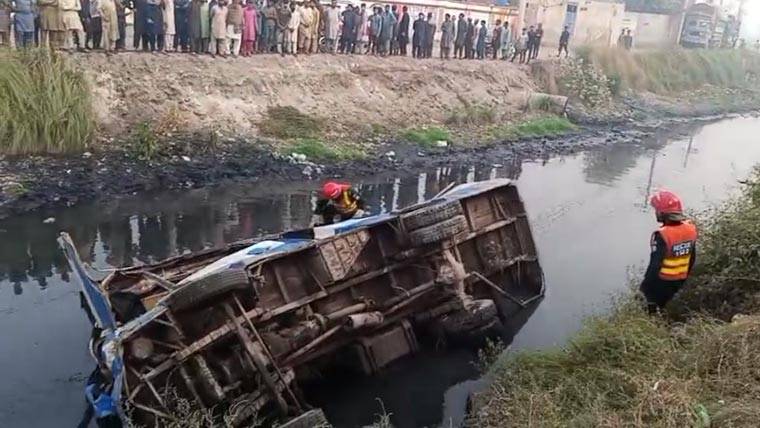 شیخوپورہ: سکول بس اور ٹرک کے تصادم میں 21 بچے زخمی