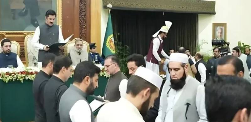 خیبرپختونخوا کی نئی کابینہ نے گورنر ہاؤس میں حلف اٹھا لیا