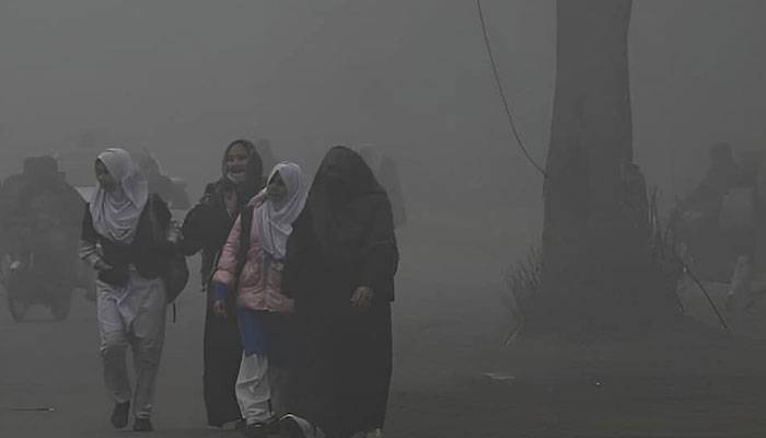 پنجاب میں اسموگ کے پیش نظر اسکولوں کے اوقات میں تبدیلی، صبح 8:45 سے پہلے کھلنے پر پابندی