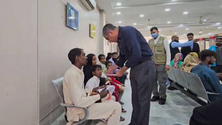 وزیر داخلہ محسن نقوی کا لاہور میں نادرا سنٹر اور پاسپورٹ آفس کا اچانک دورہ