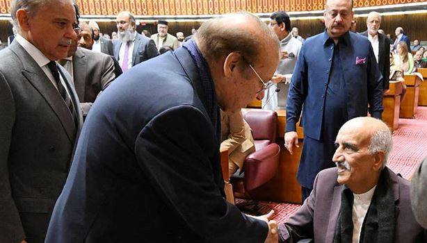 خورشید شاہ ویل چیئر پر پارلیمنٹ پہنچے، 27 ویں آئینی ترمیم پر ووٹ دیا