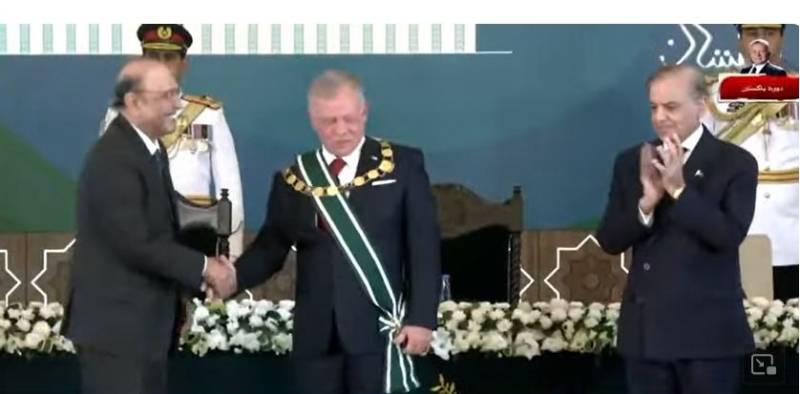 صدر زرداری نے شاہ عبداللہ دوم کو ’نشانِ پاکستان‘ عطا کیا، اردن کے بادشاہ نے  بھی صدر کو اعلیٰ ترین ایوارڈ دے دیا
