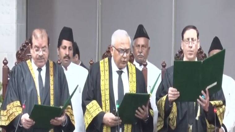وفاقی آئینی عدالت کے نئے ججز نے حلف اٹھا لیا