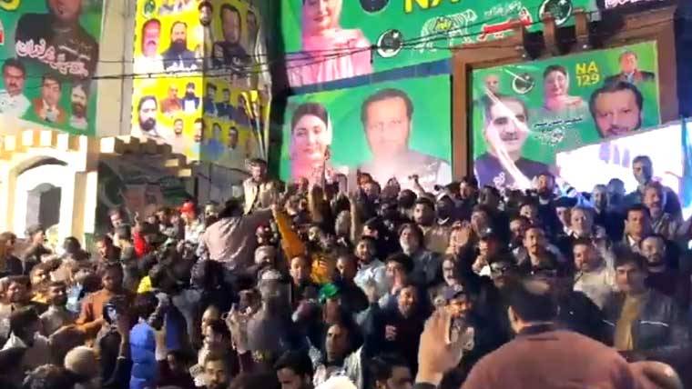 ضمنی انتخابات میں مسلم لیگ ن کی شاندار کامیابی، کارکنوں کا جشن، بھنگڑے ڈالے، مٹھائیاں تقسیم