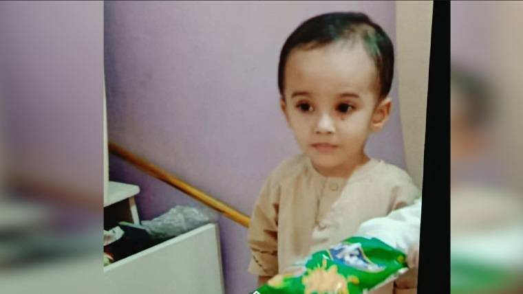 کراچی: گٹر میں گرنے والا 3 سالہ بچہ 12 گھنٹے بعد بھی نہیں ملا، شہریوں کا شدید احتجاج