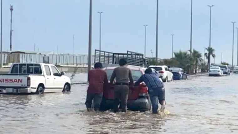سعودی شہر ینبع میں بھی طوفانی بارش، متعدد عمارتوں کی چھتیں گر گئیں 