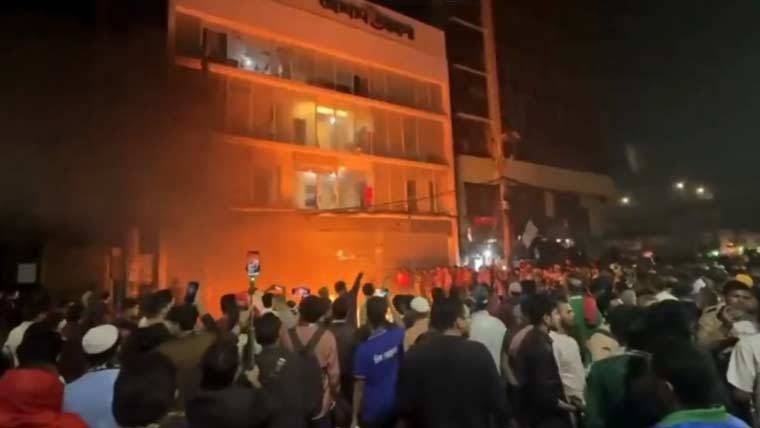 بنگلہ دیش میں شریف عثمان ہادی کے قتل کے بعد مظاہروں کا سلسلہ شدت اختیار کر گیا