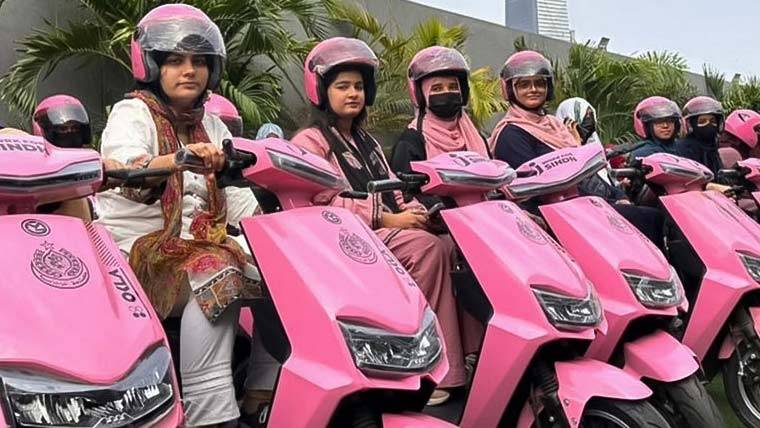 سندھ حکومت کا خواتین کے لیے سکوٹی چلانے کی تربیت کا آغاز