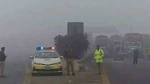  دھند کے باعث سفر میں مشکلات، موٹروے ایم 2 اور ایم 4 بند