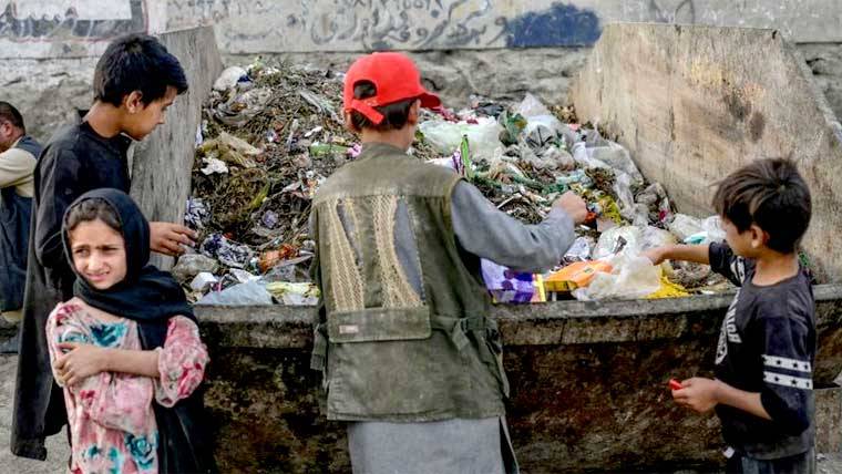 افغانستان میں طالبان حکومت کے تحت انسانی بحران اور غربت کی بڑھتی ہوئی صورتِ حال