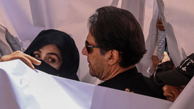 9 مئی اور دیگر پانچ مقدمات میں عدالت نے بانی پی ٹی آئی اور بشریٰ بی بی کی گرفتاری روک دی گئی 