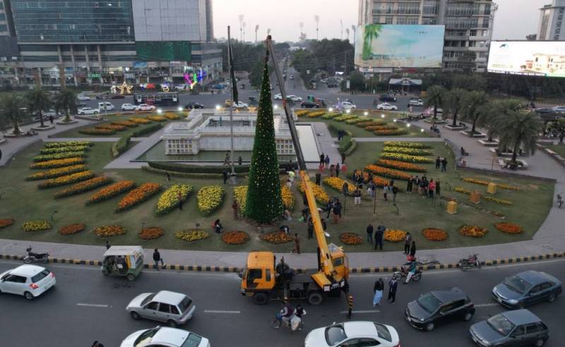 لاہور کے لبرٹی چوک کی کرسمس سجاوٹ، محبت اور شمولیت کا پیغام