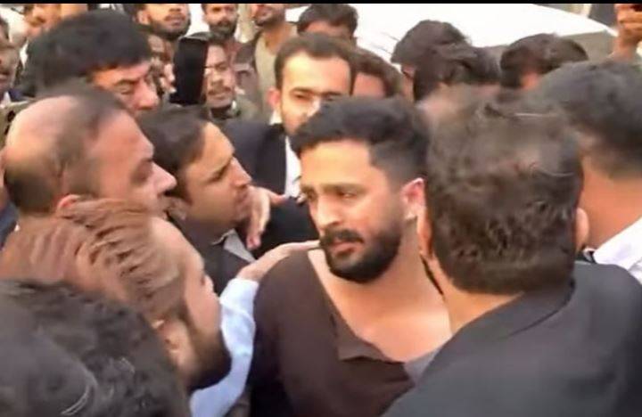  معروف یوٹیوبر رجب بٹ پر وکلاء کا حملہ، شدید زخمی