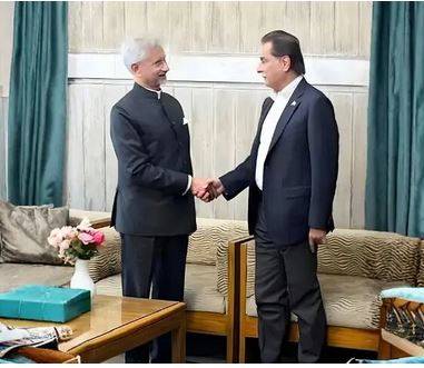 ڈھاکہ میں پاک بھارت رہنماؤں کا تعزیتی موقع پر مصافحہ، دوستانہ ماحول