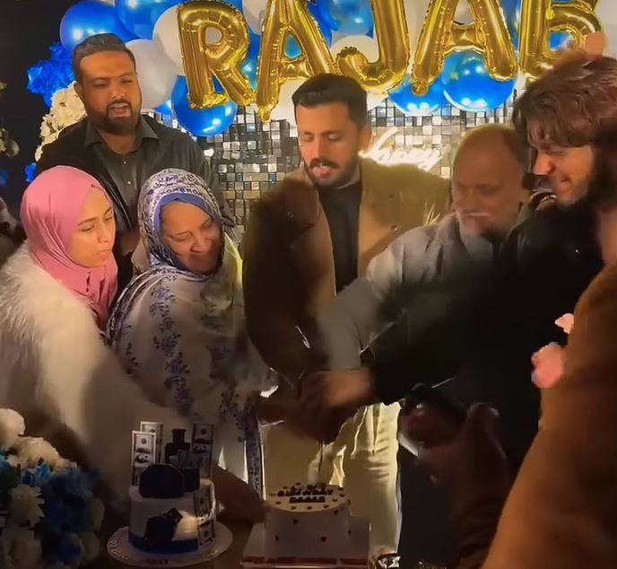 رجب بٹ کی سالگرہ: اہلیہ اور بیٹے کی غیر موجودگی پر مداح حیران