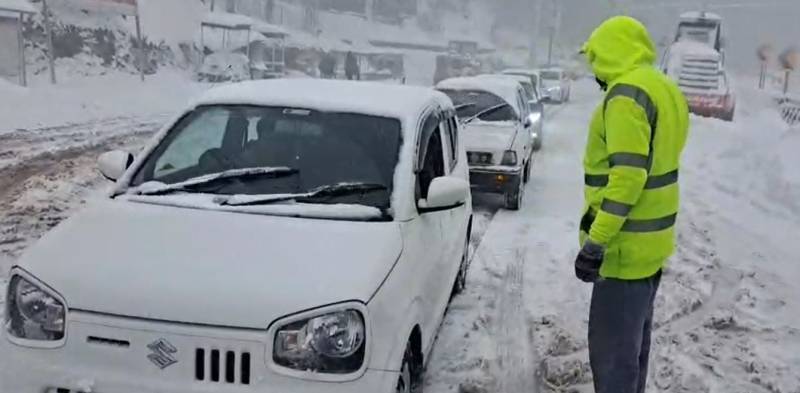 مری میں برفانی طوفان، سیاحوں کے لیے خطرہ، راستے بند