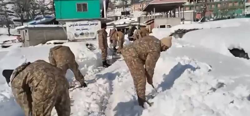 منجمد درجہ حرارت بھی پاک فوج کے جذبوں کو نہ روک سکا؛ وادی لیپہ کے برفانی رستوں پر خدمت کی نئی داستان