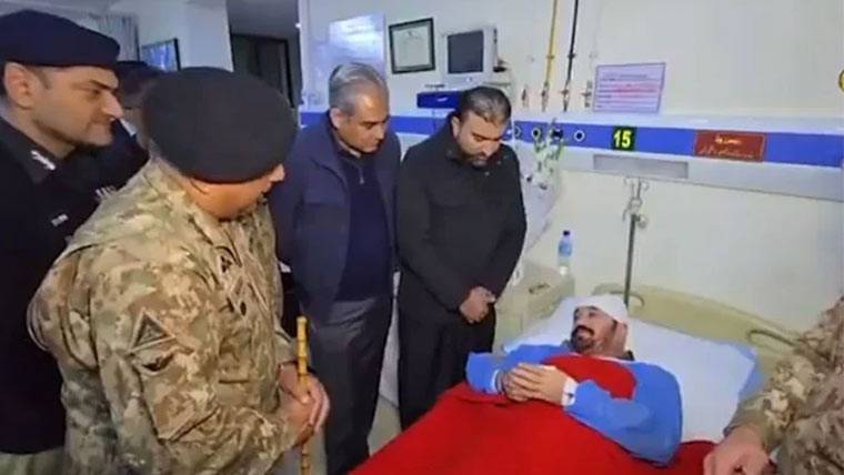 محسن نقوی، سرفراز بگٹی اور کور کمانڈر بلوچستان کی زخمی پولیس اہلکاروں سے ملاقات