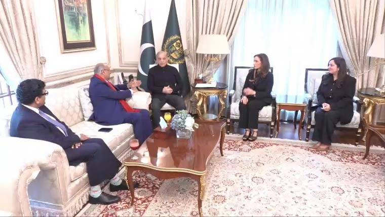 وزیرِ اعظم شہباز شریف سے وینس بیانالے 2026 میں پاکستانی پیویلین کی ٹیم کی ملاقات