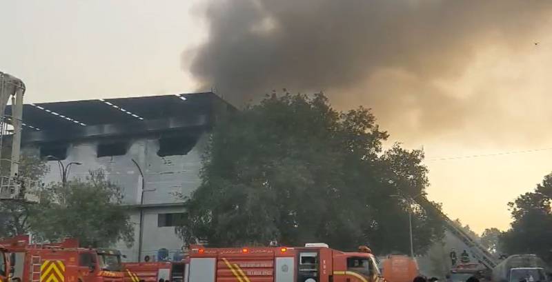 کراچی میں بڑی تباہی ٹل گئی، پلاسٹک فیکٹری کی آگ 12 گھنٹے بعد سرد