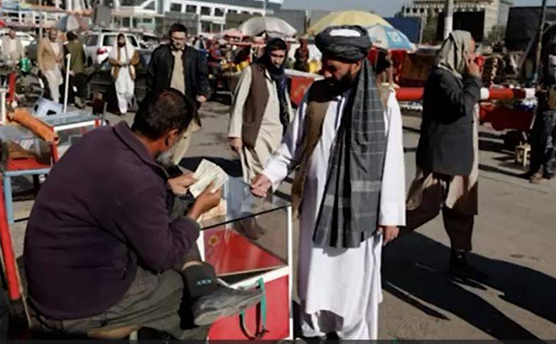 افغانستان: طالبان کے زیرِ سایہ معیشت دم توڑنے لگی، سالانہ 5 ارب ڈالر کی غیر قانونی منتقلی کا انکشاف