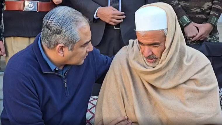 وفاقی وزیر داخلہ محسن نقوی کا شہید کیپٹن عباس خان کے اہل خانہ سے تعزیت کا اظہار