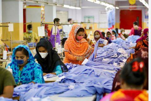 بنگلہ دیش میں اقتدار کی تبدیلی اور معاشی بقا کی جنگ: کیا نئی حکومت 40 لاکھ گارمنٹس ورکرز کا مستقبل بچا پائے گی؟