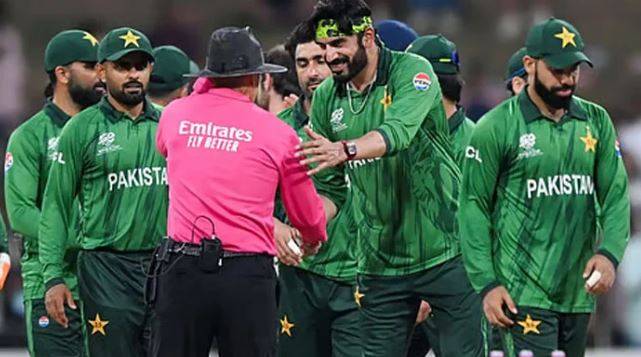 پاکستان ٹیم سُپر ایٹ میچز کیلئے کینڈی منتقل، منگل کو انگلینڈ سے ٹاکرا ہوگا
