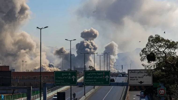  مشرق وسطیٰ میں جاری جنگ کا ساتواں روز: ایران کا کلسٹر بموں سے لیس خیبر شکن میزائل سے تل ابیب پر حملہ