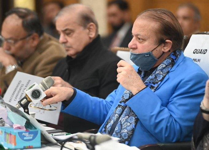 سیاسی و معاشی استحکام کے لیے بڑوں کی بیٹھک: وزیراعظم کی نواز شریف کو اہم بریفنگ