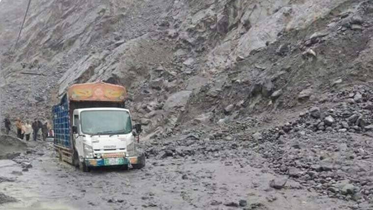 بارش اور لینڈ سلائیڈنگ کے باعث گلگت بلتستان کا زمینی رابطہ بند، مسافروں کو مشکلات کا سامنا
