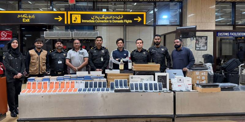 کراچی کسٹمز کی بڑی کارروائی، دبئی سے آنے والی فیملی سے کروڑوں کا سامان برآمد