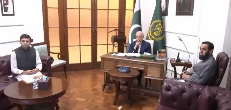 کفایت شعاری کا بڑا فیصلہ: سرکاری ملازمین کی تنخواہوں میں کٹوتی، وزیرِ اعظم کا 'عوامی ریلیف' مشن