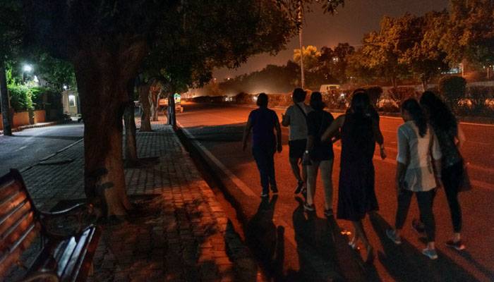  خواتین میں رات کو تنہا باہر جانے کا خوف زیادہ ، عالمی سروے
