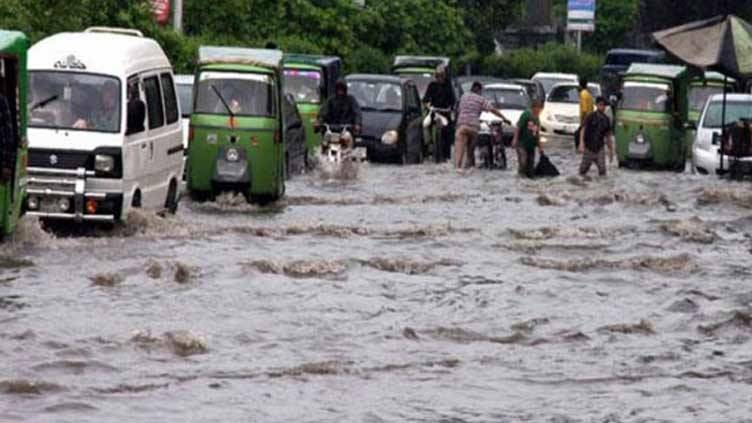 بارش کی لہر: کراچی میں جانی نقصان، لاہور میں وقفے وقفے سے بادلوں کا راج