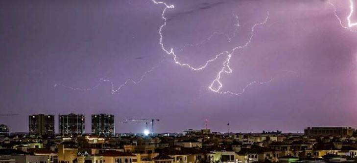 یو اے ای میں بادلوں کا راج: دبئی اور شارجہ میں موسلا دھار بارش، حکام کا ہنگامی الرٹ جاری