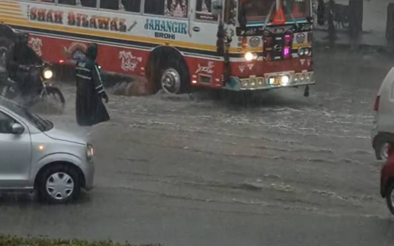 کراچی میں بادلوں کا ڈیرہ: شاہراہوں پر جل تھل، شرجیل میمن کا رین ایمرجنسی نافذ کرنے کا اعلان