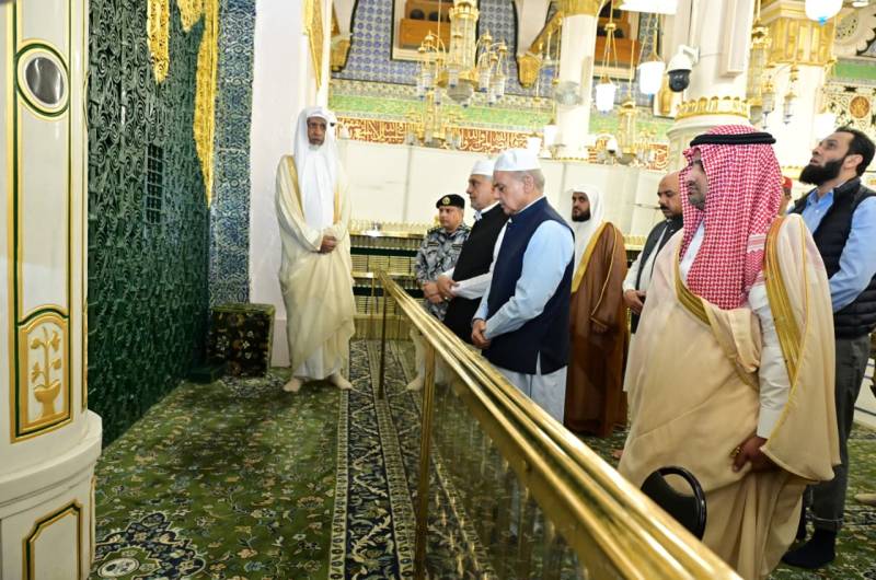 وزیراعظم شہباز شریف کی مسجدِ نبویﷺ میں حاضری، روضہ رسولﷺ کی زیارتِ خاص اور ملک و قوم کے لیے دعائیں
