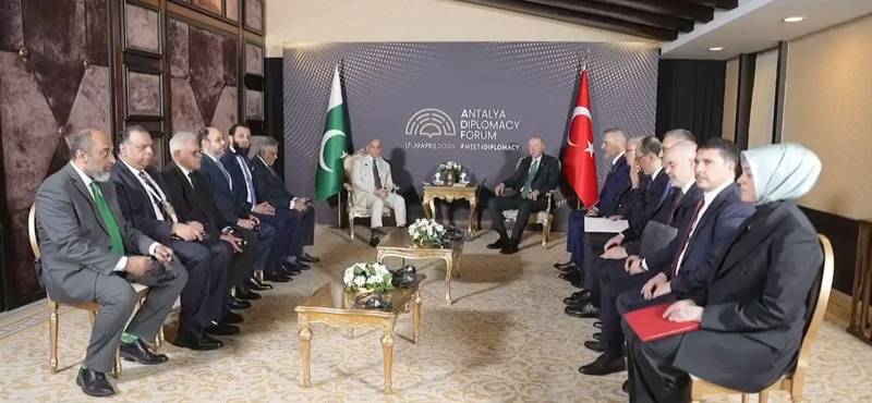 پاک، ترک تعلقات میں نیا رخ: وزیراعظم شہباز شریف اور صدر اردوان کی انطالیہ میں اہم ملاقات
