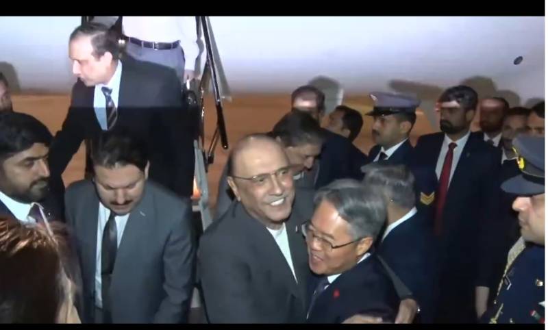 پاک چین اقتصادی تعلقات میں نیا باب: صدر زرداری 5 روزہ دورے پر چین پہنچ گئے، اہم معاہدے متوقع