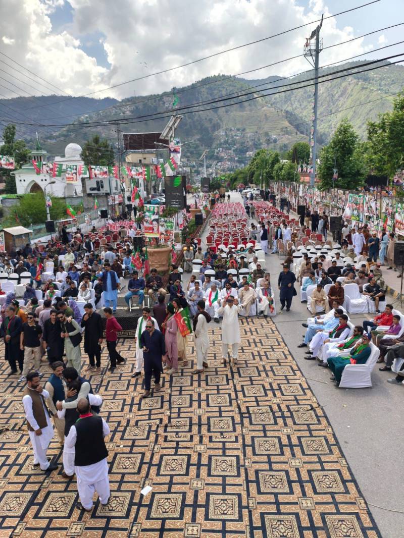 پی ٹی آئی کا مظفرآباد 'پاور شو' محض فوٹو شو تک محدود،مجمع کم، خالی کرسیاں زیادہ