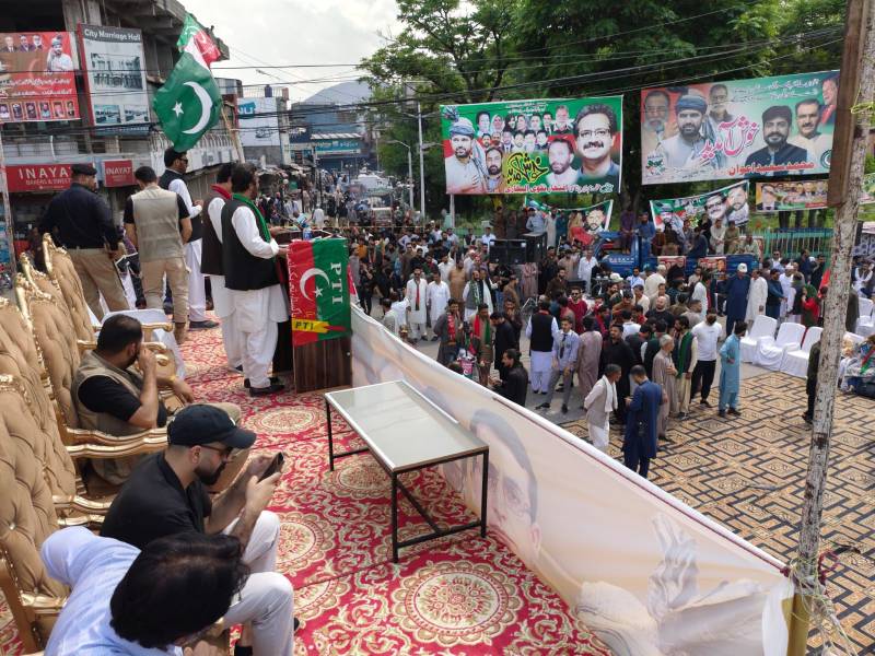 پی ٹی آئی کا مظفرآباد 'پاور شو' محض فوٹو شو تک محدود،مجمع کم، خالی کرسیاں زیادہ