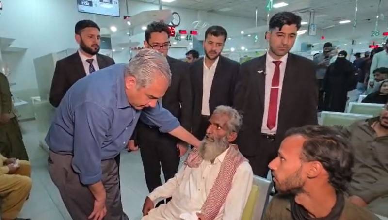 نادرا سنٹر شملہ پہاڑی میں بدنظمی: وزیر داخلہ محسن نقوی کا ہنگامی دورہ، شہریوں کے مسائل حل کرنے کا حکم