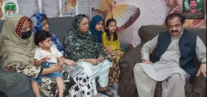 ’معرکہء حق کے ہیرو قوم کا ماتھے کا جھومر ہیں‘: رانا ثناء اللہ کی شہید حوالدار نوید انصاری کے لواحقین سے ملاقات