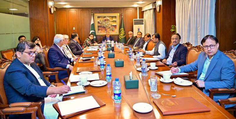 اسحاق ڈار کا پیٹرولیم ذخائر پر اطمینان کا اظہار، مئی کے تیسرے ہفتے تک بلا تعطل فراہمی کا حکم