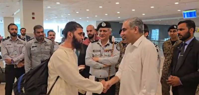 عازمینِ حج کی سہولت اولین ترجیح: وزیر داخلہ محسن نقوی کا اسلام آباد ایئرپورٹ پر امیگریشن کاؤنٹرز کا ہنگامی معائنہ
